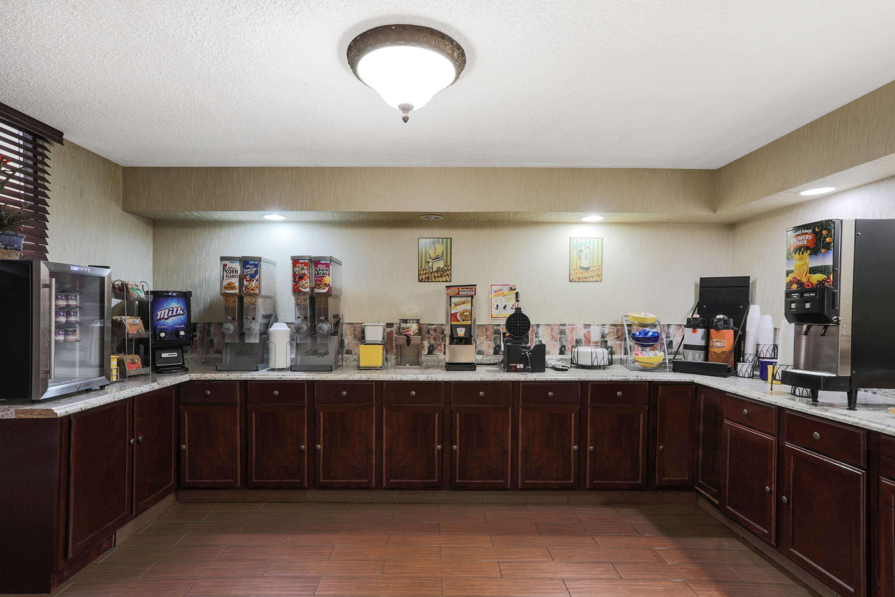 Days Inn By Wyndham Newark Wilmington Εξωτερικό φωτογραφία