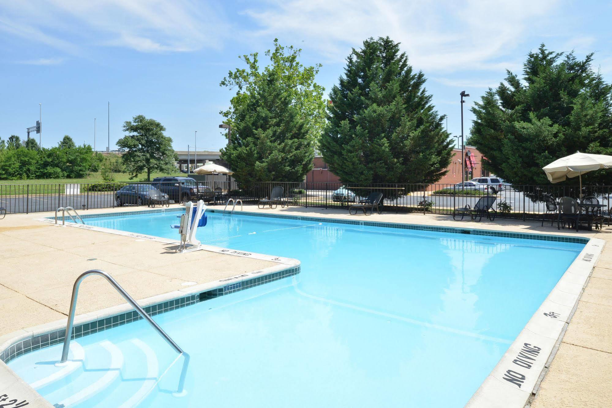 Days Inn By Wyndham Newark Wilmington Εξωτερικό φωτογραφία