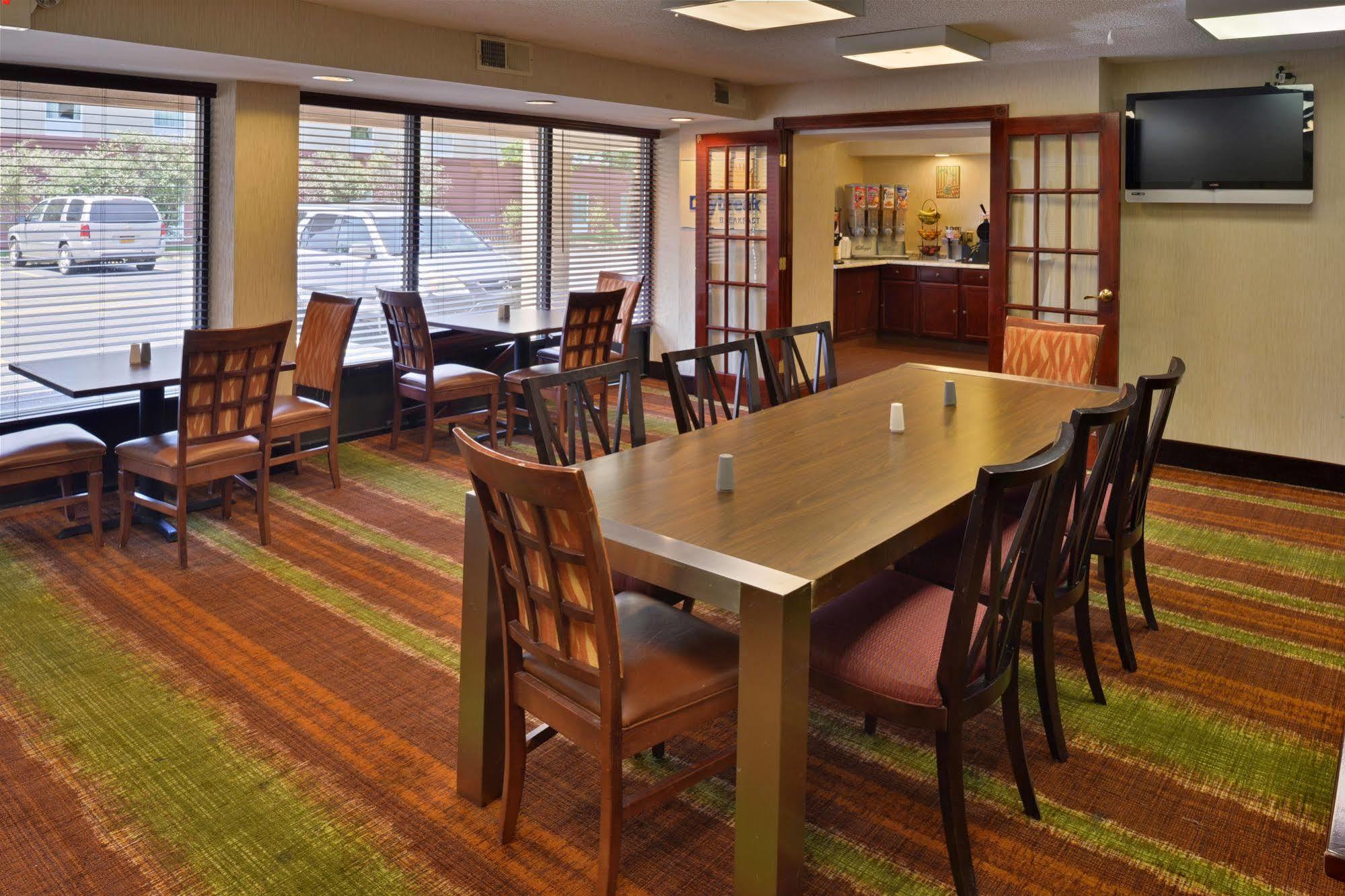 Days Inn By Wyndham Newark Wilmington Εξωτερικό φωτογραφία
