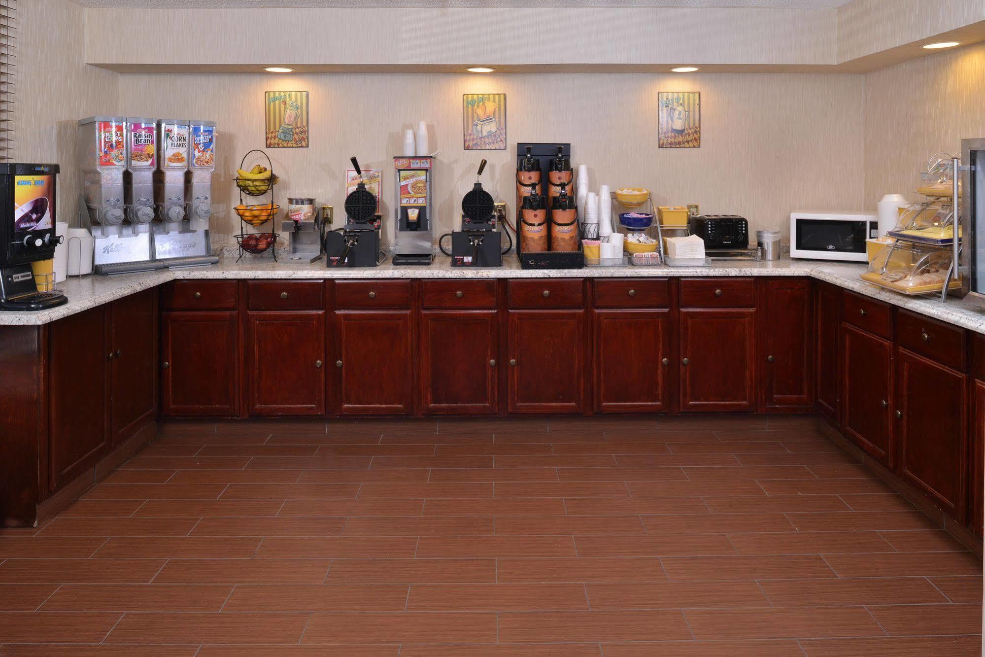 Days Inn By Wyndham Newark Wilmington Εξωτερικό φωτογραφία