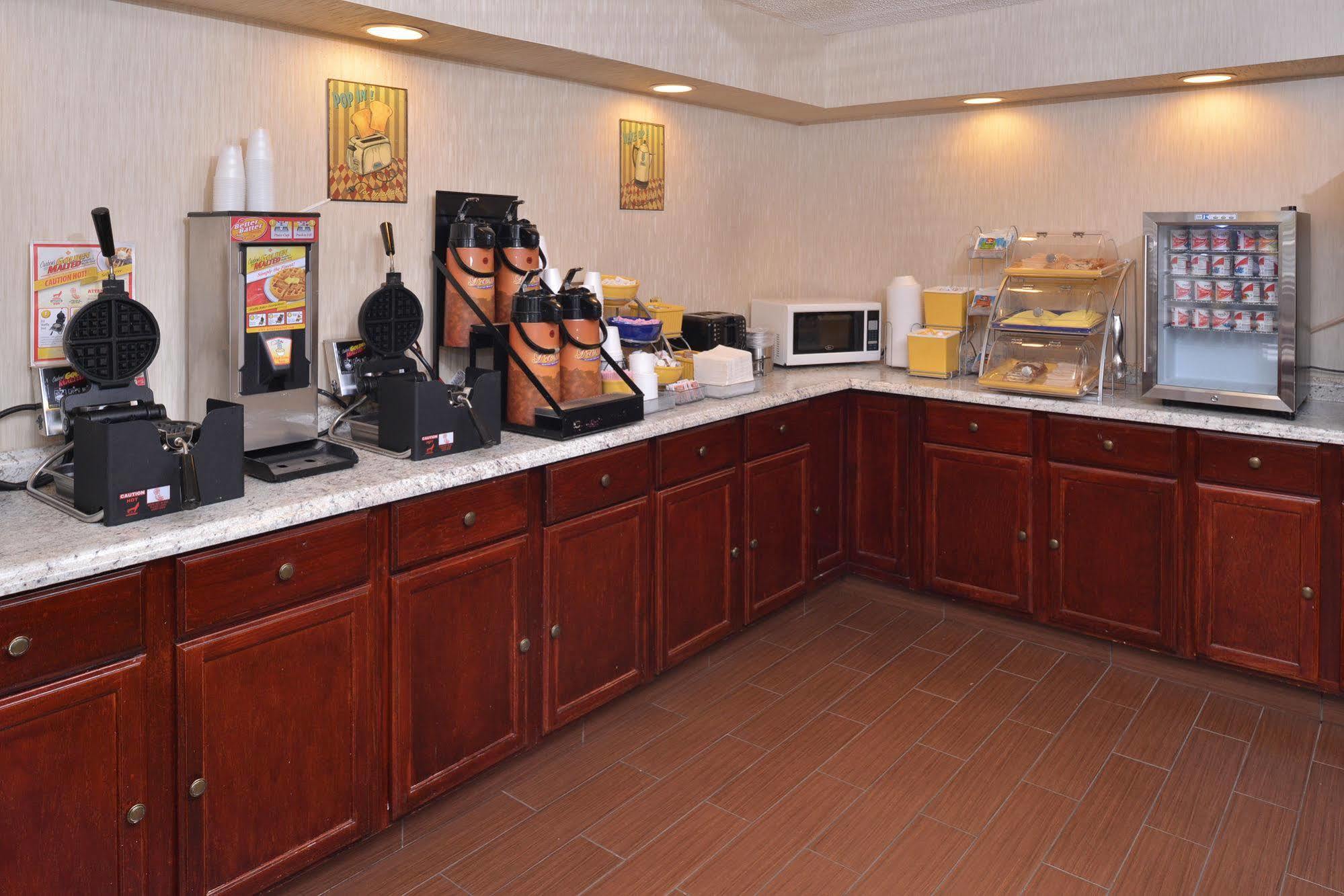 Days Inn By Wyndham Newark Wilmington Εξωτερικό φωτογραφία