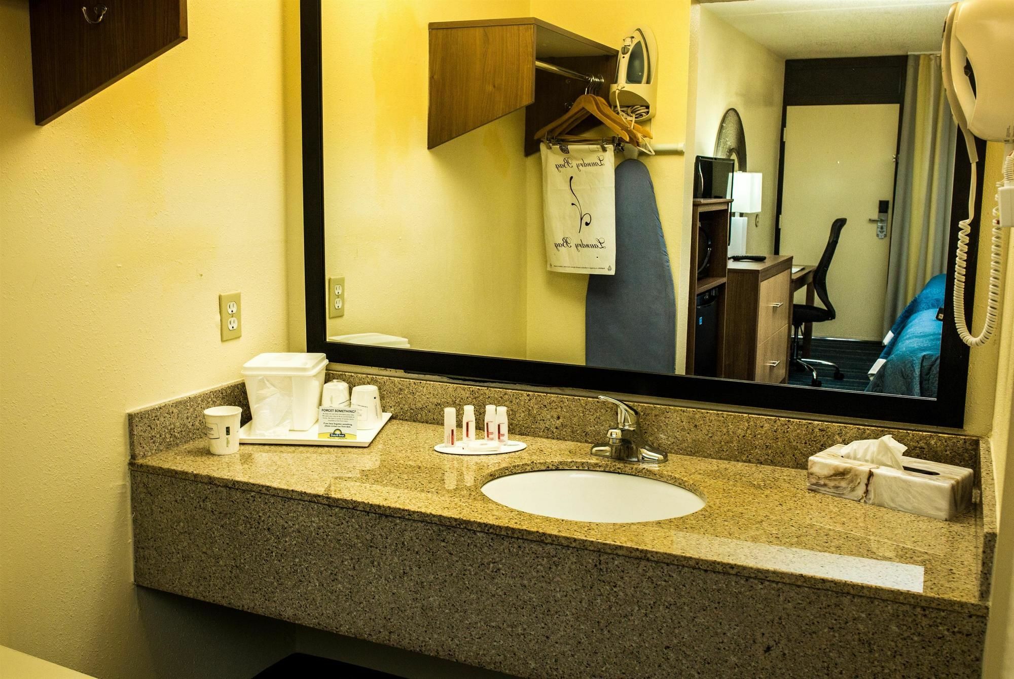 Days Inn By Wyndham Newark Wilmington Εξωτερικό φωτογραφία